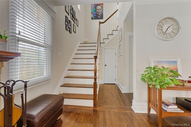 42 Homecrest Court, Oceanside, NY 11572