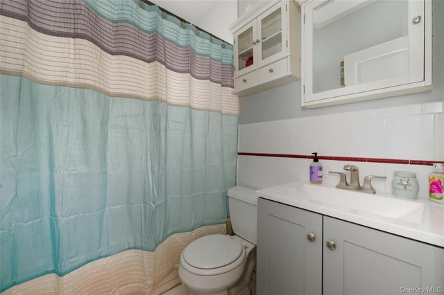 42 Homecrest Court, Oceanside, NY 11572