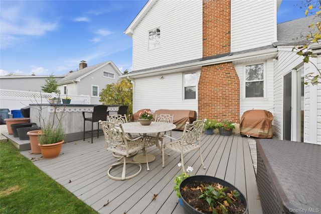 42 Homecrest Court, Oceanside, NY 11572