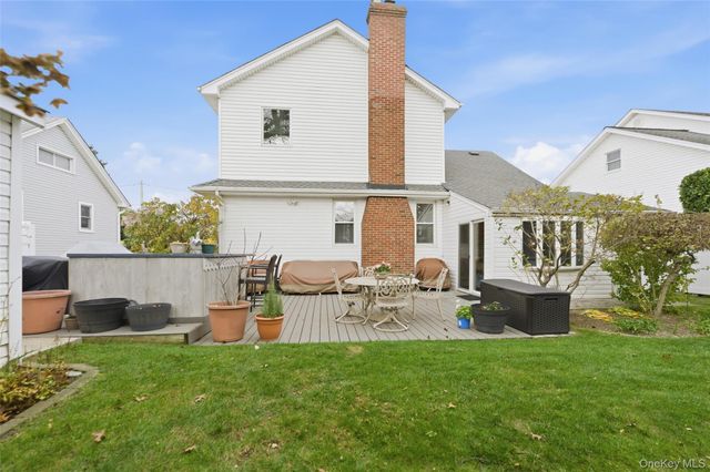 42 Homecrest Court, Oceanside, NY 11572