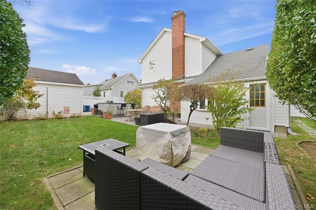 42 Homecrest Court, Oceanside, NY 11572