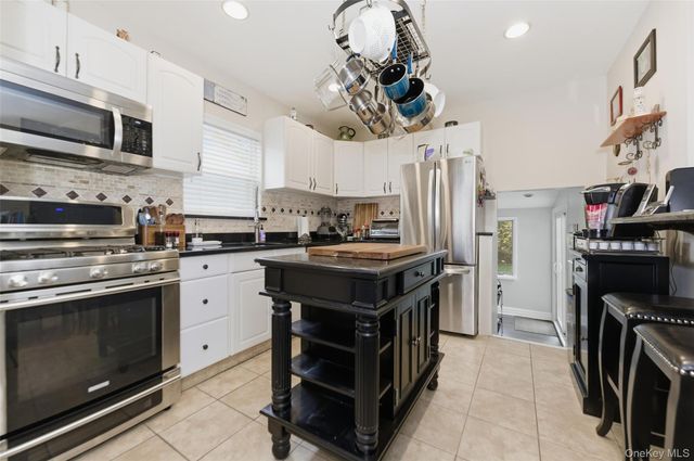 42 Homecrest Court, Oceanside, NY 11572