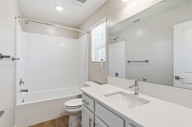 1108 Royalty Way W, Madera, CA 93636