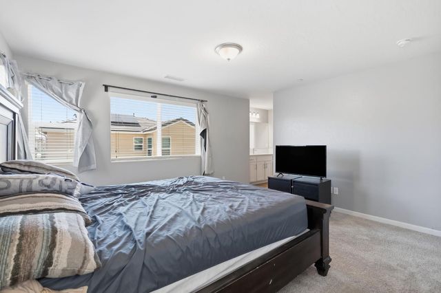 1108 Royalty Way W, Madera, CA 93636