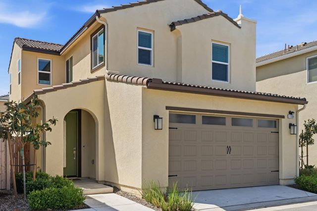 1108 Royalty Way W, Madera, CA 93636