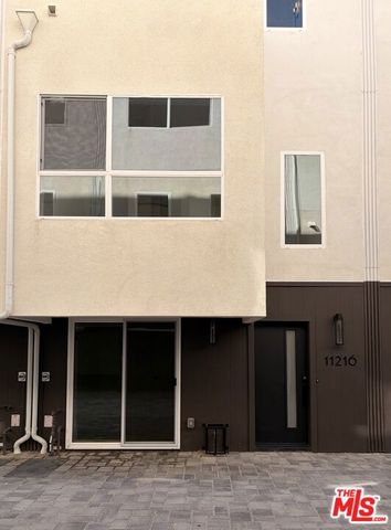 11216 W Lyon Lane 13, North Hollywood, CA 91606