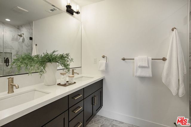 11216 W Lyon Lane 13, North Hollywood, CA 91606