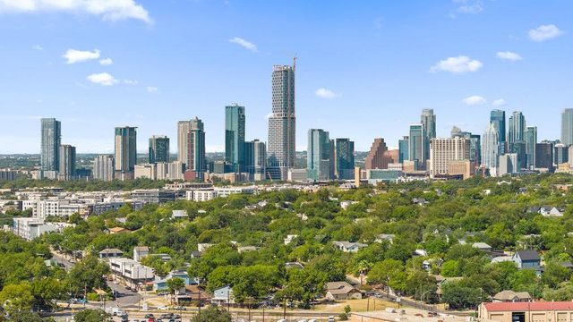 2703 Halcyon DR 8, Austin, TX 78702