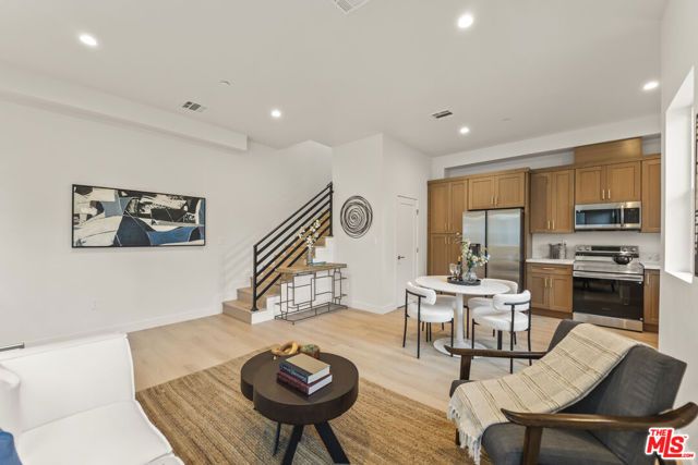 19025 Bassett Street, Los Angeles, CA 91335