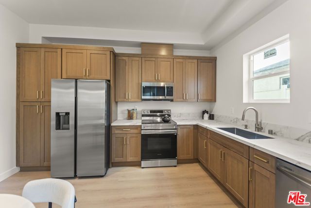 19025 Bassett Street, Los Angeles, CA 91335