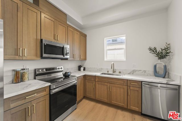 19025 Bassett Street, Los Angeles, CA 91335