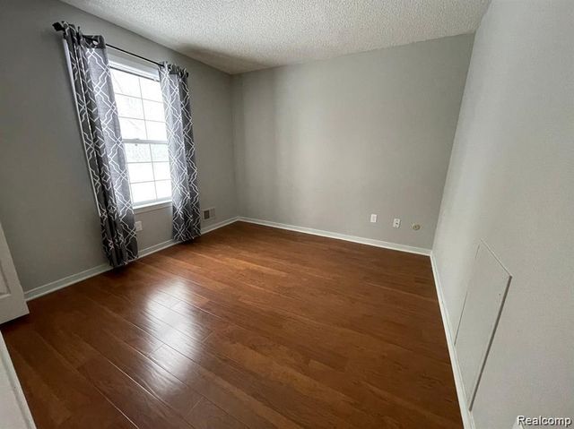 31136 Columbia Drive, Novi, MI 48377