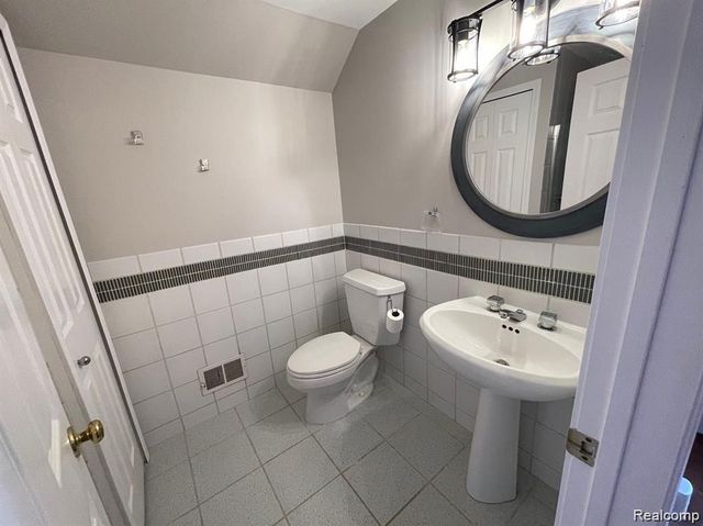 31136 Columbia Drive, Novi, MI 48377