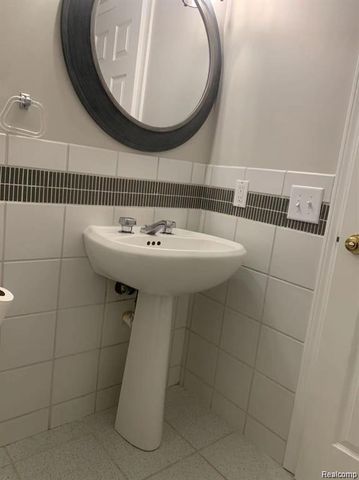 31136 Columbia Drive, Novi, MI 48377