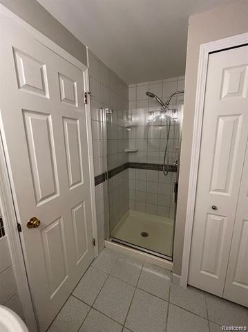 31136 Columbia Drive, Novi, MI 48377