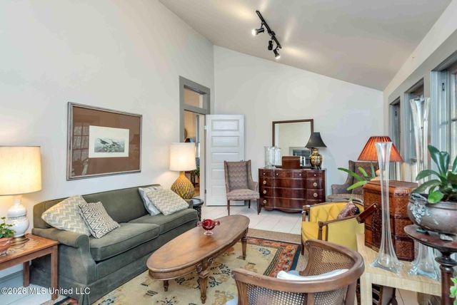 136 W 5th Street, Hattiesburg, MS 39401