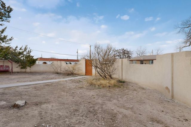 1124 La Poblana Road NW, Albuquerque, NM 87107