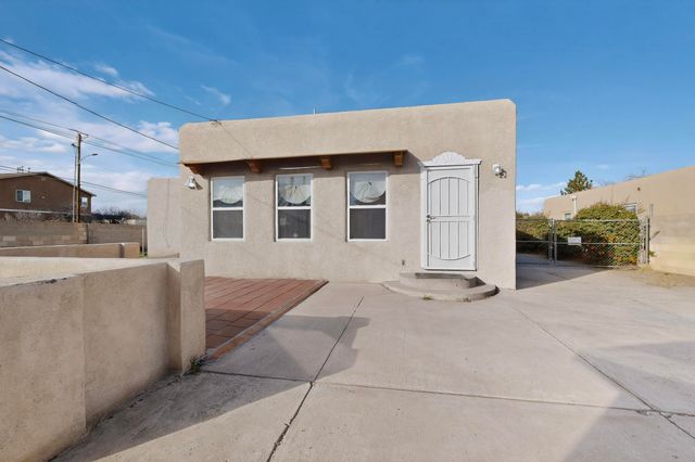 1124 La Poblana Road NW, Albuquerque, NM 87107