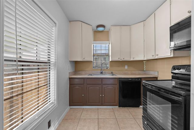 7108 E Hunter Drive, Hitchcock, TX 77563