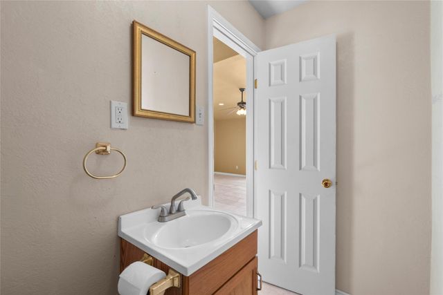 7108 E Hunter Drive, Hitchcock, TX 77563