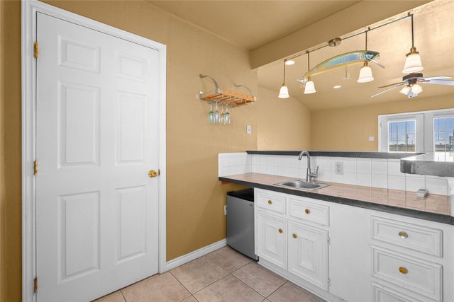 7108 E Hunter Drive, Hitchcock, TX 77563