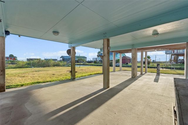 7108 E Hunter Drive, Hitchcock, TX 77563