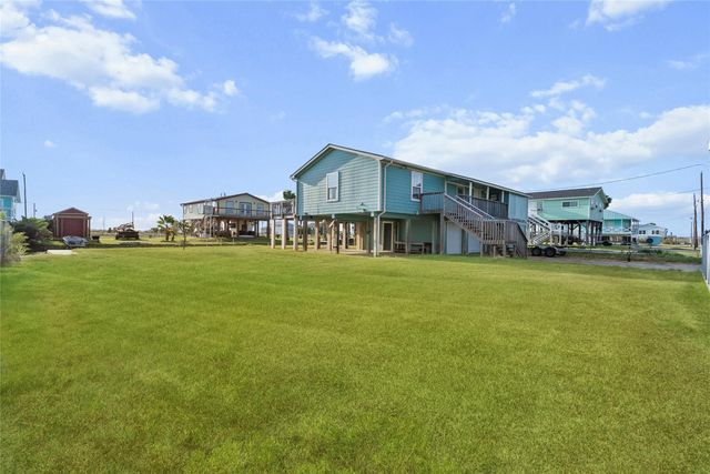 7108 E Hunter Drive, Hitchcock, TX 77563