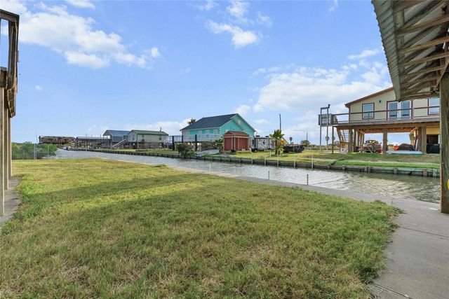 7108 E Hunter Drive, Hitchcock, TX 77563