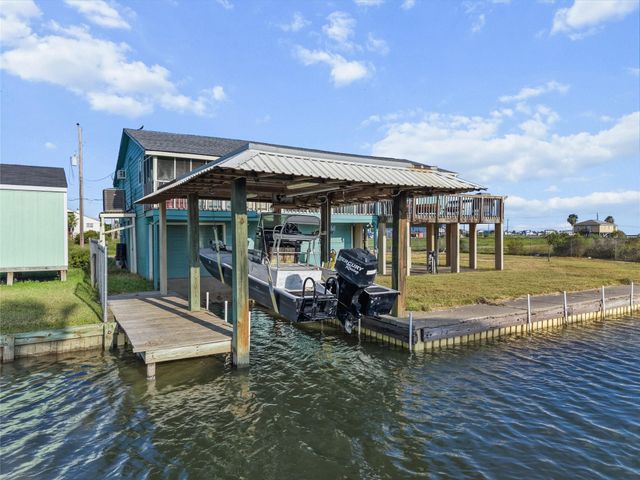 7108 E Hunter Drive, Hitchcock, TX 77563