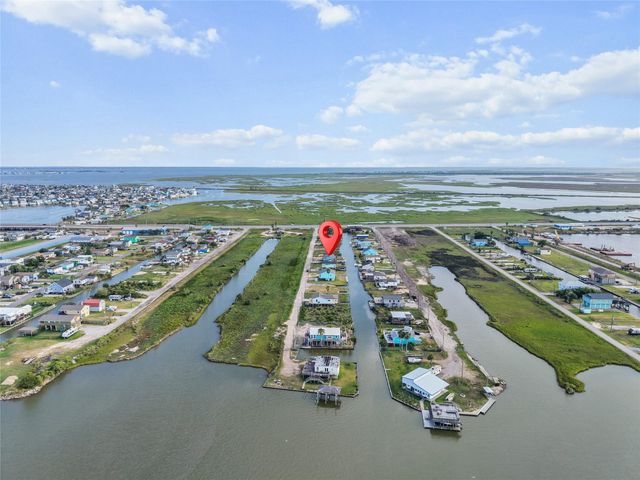 7108 E Hunter Drive, Hitchcock, TX 77563
