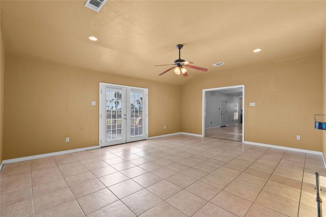 7108 E Hunter Drive, Hitchcock, TX 77563