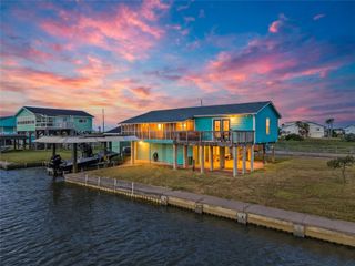 7108 E Hunter Drive, Hitchcock, TX 77563