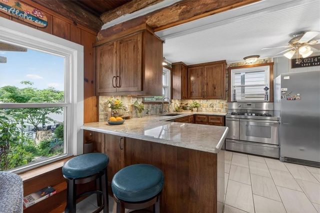 25 Beach Drive, Lake Tapawingo, MO 64015
