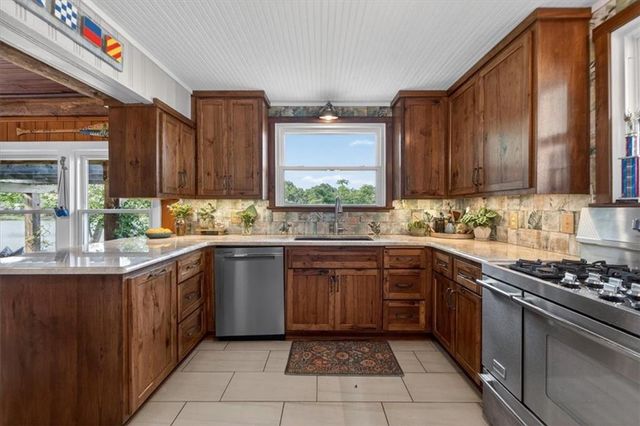 25 Beach Drive, Lake Tapawingo, MO 64015