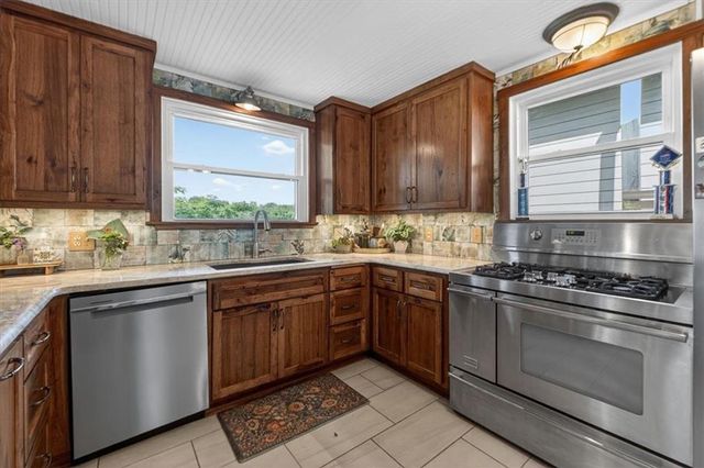 25 Beach Drive, Lake Tapawingo, MO 64015