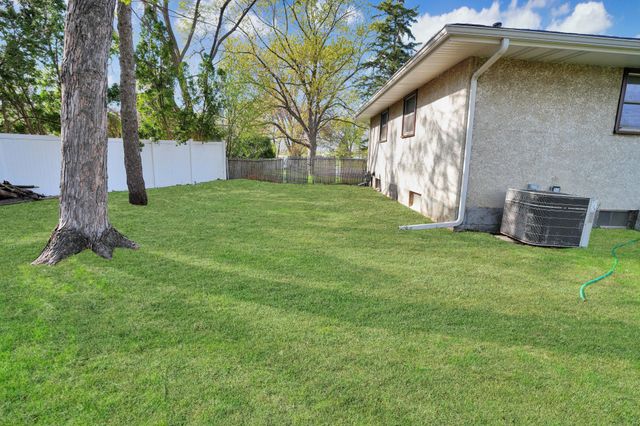 7016 Oliver Circle N, Brooklyn Center, MN 55430