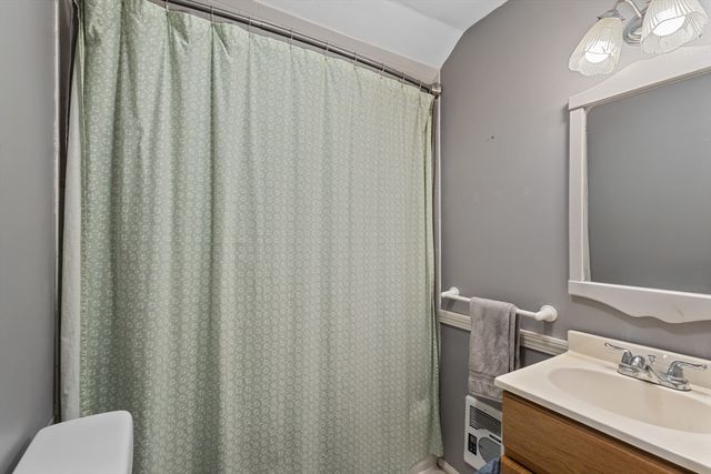 38 Upland St, Auburn, MA 01501