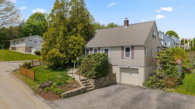 38 Upland St, Auburn, MA 01501