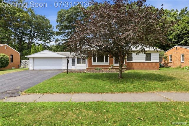 2067 Oakdale Drive, Waterford Charter Township, MI 48329