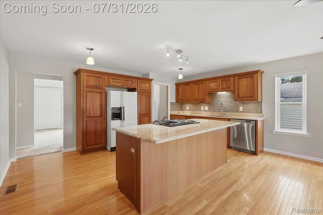 2067 Oakdale Drive, Waterford Charter Township, MI 48329