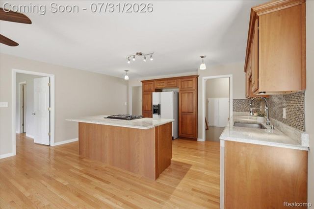 2067 Oakdale Drive, Waterford Charter Township, MI 48329