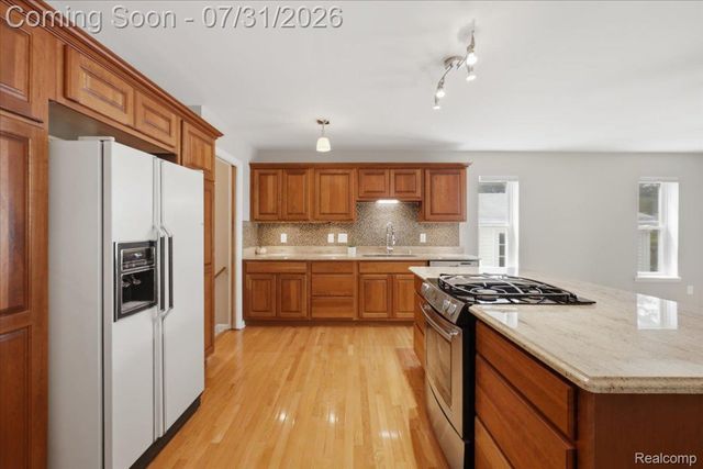 2067 Oakdale Drive, Waterford Charter Township, MI 48329