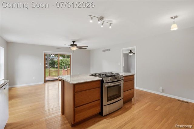 2067 Oakdale Drive, Waterford Charter Township, MI 48329