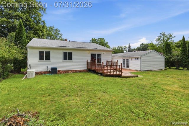 2067 Oakdale Drive, Waterford Charter Township, MI 48329
