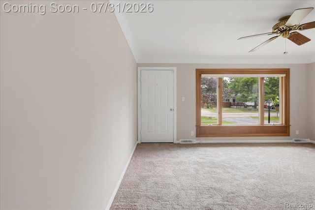 2067 Oakdale Drive, Waterford Charter Township, MI 48329