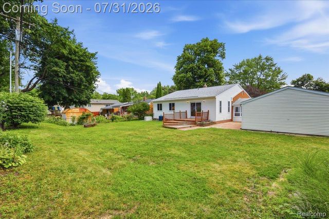 2067 Oakdale Drive, Waterford Charter Township, MI 48329