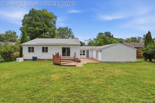 2067 Oakdale Drive, Waterford Charter Township, MI 48329