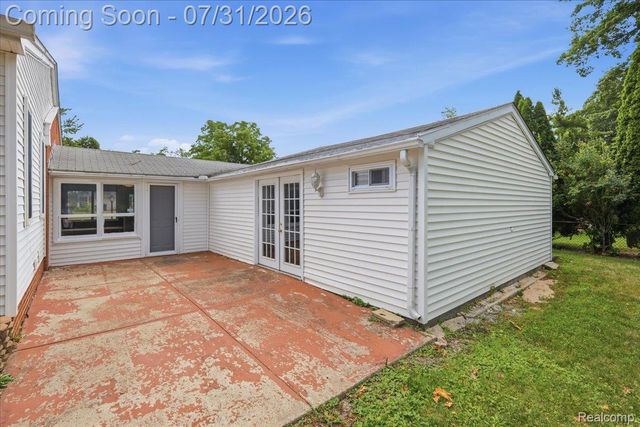 2067 Oakdale Drive, Waterford Charter Township, MI 48329