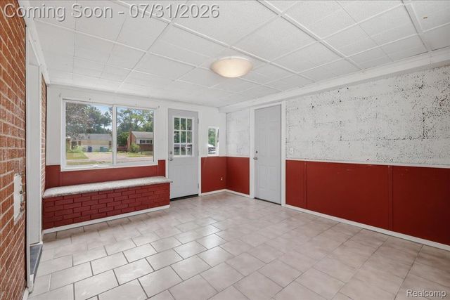 2067 Oakdale Drive, Waterford Charter Township, MI 48329
