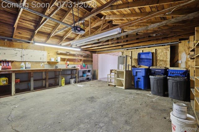 2067 Oakdale Drive, Waterford Charter Township, MI 48329